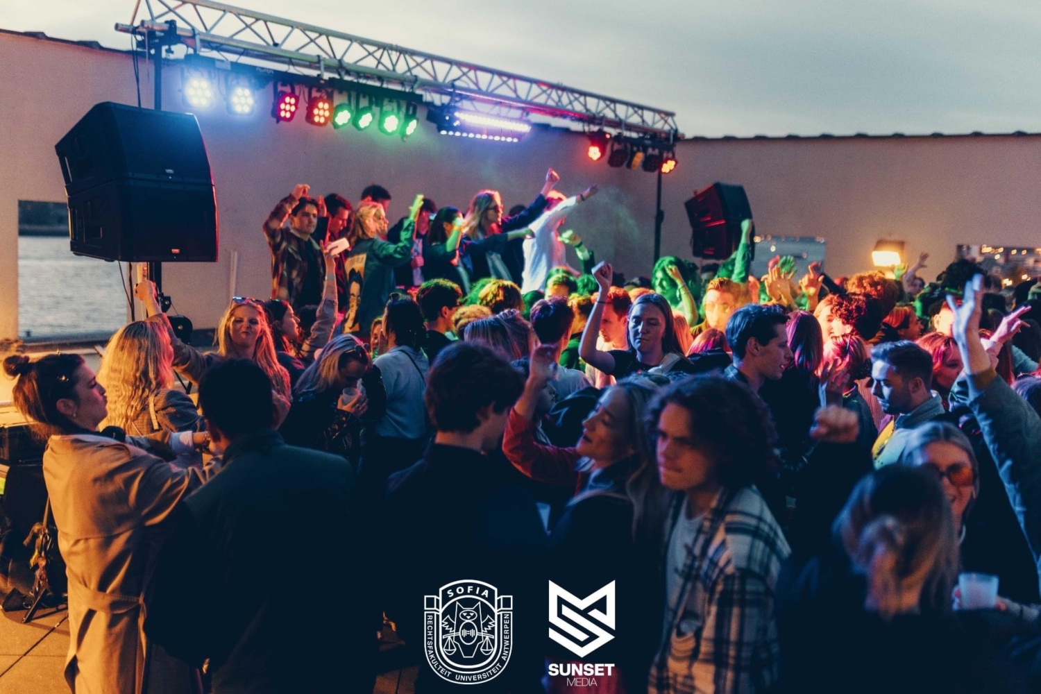 sfeerfoto rooftopparty dansvloer en lichtshow zijaanzicht 2