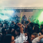 sfeerfoto rooftopparty dansvloer en lichtshow